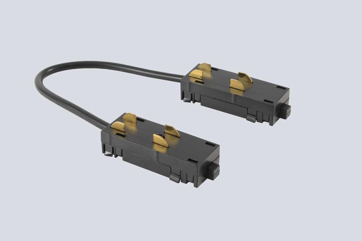 Трековые систем Соединитель питания угловой для накладного шинопровода Crystal Lux CLT 0.205 04 BL черный пластик